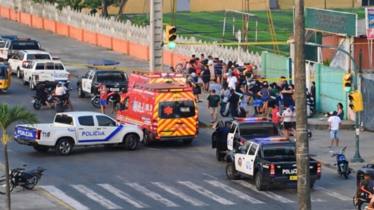 Ataque armado en complejo deportivo del sur de Guayaquil deja muertos, heridos y genera pánico